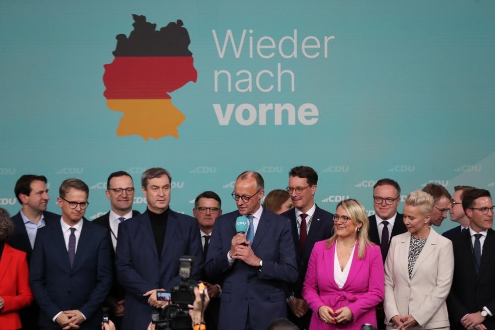 2月23日，在德國柏林的基督教民主聯(lián)盟總部，聯(lián)盟黨總理候選人默茨（中）在出口民調(diào)顯示領(lǐng)先后接受祝賀。新華社記者杜哲宇攝