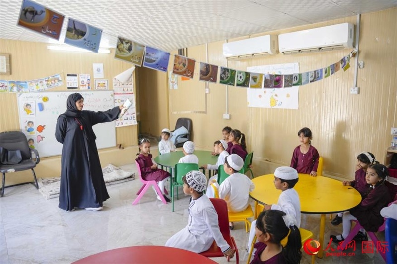 在庫姆扎爾的學校，老師正在給孩子們上課。人民網(wǎng) 塔里克·易卜拉欣攝