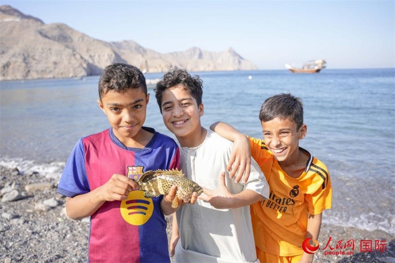 在海邊玩耍的孩子們。人民網(wǎng) 塔里克·易卜拉欣攝