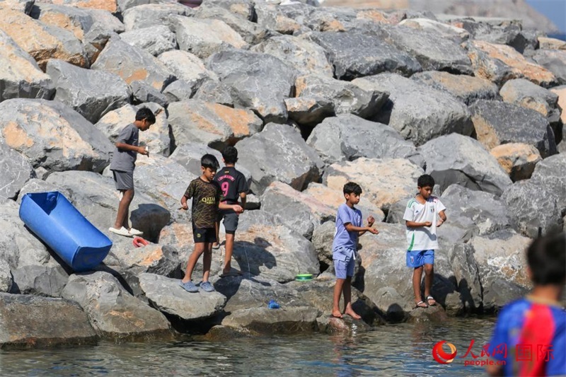 在海邊玩耍的孩子們。人民網(wǎng) 塔里克·易卜拉欣攝