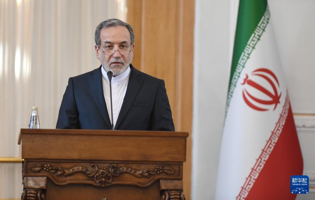 2月25日，在伊朗德黑蘭，伊朗外交部長阿拉格齊出席聯(lián)合新聞發(fā)布會。新華社記者 沙達提 攝