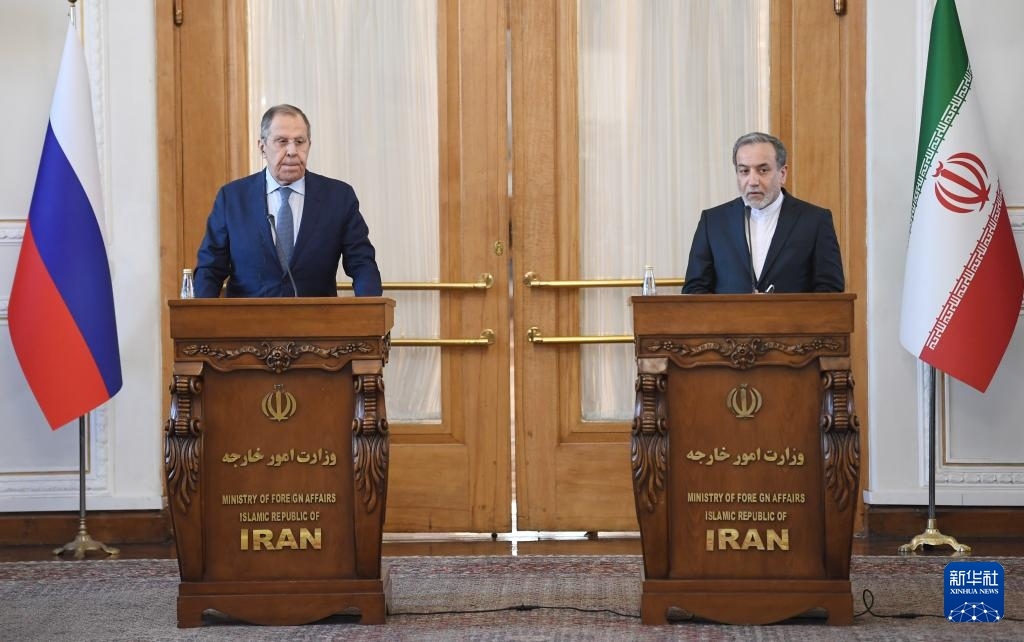 2月25日，在伊朗德黑蘭，伊朗外交部長阿拉格齊（右）與俄羅斯外長拉夫羅夫出席聯(lián)合新聞發(fā)布會。新華社記者 沙達提 攝