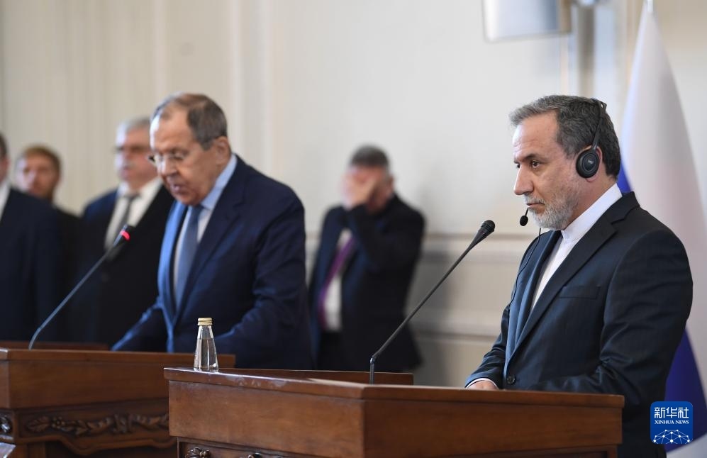 2月25日，在伊朗德黑蘭，伊朗外交部長阿拉格齊（右）與俄羅斯外長拉夫羅夫出席聯(lián)合新聞發(fā)布會。新華社記者 沙達提 攝