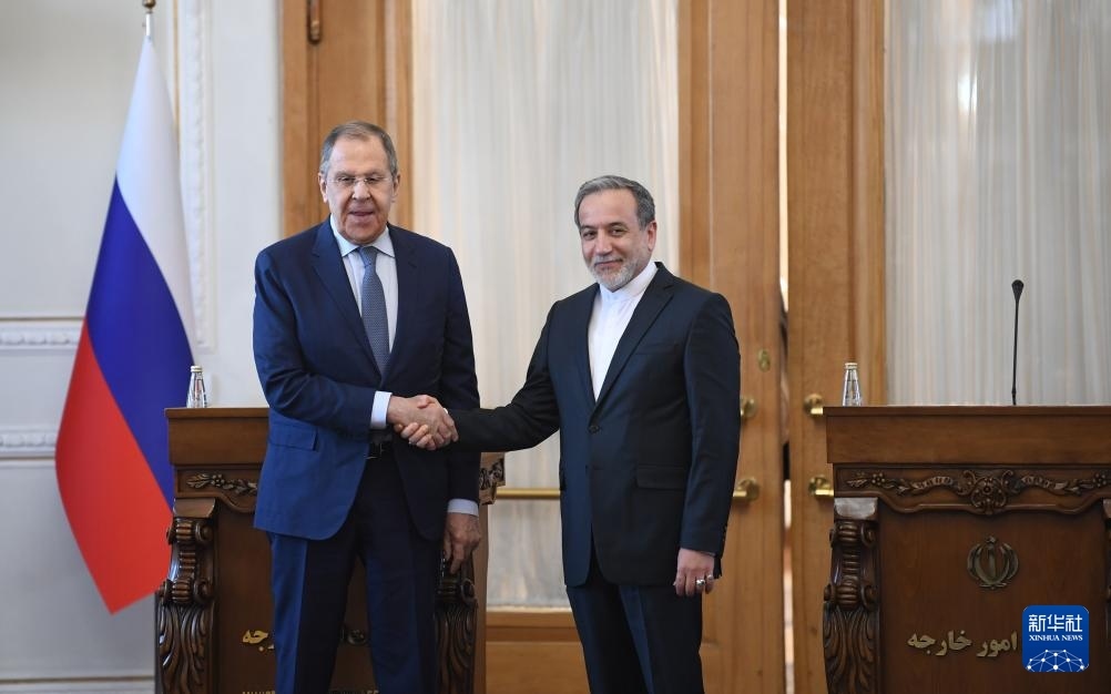 2月25日，在伊朗德黑蘭，伊朗外交部長阿拉格齊（右）與俄羅斯外長拉夫羅夫出席聯(lián)合新聞發(fā)布會。新華社記者 沙達提 攝