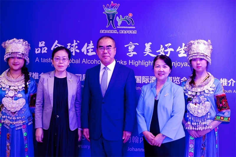 潘慶江總領(lǐng)事與王洪波秘書長合影。（南非貴州商會供圖）