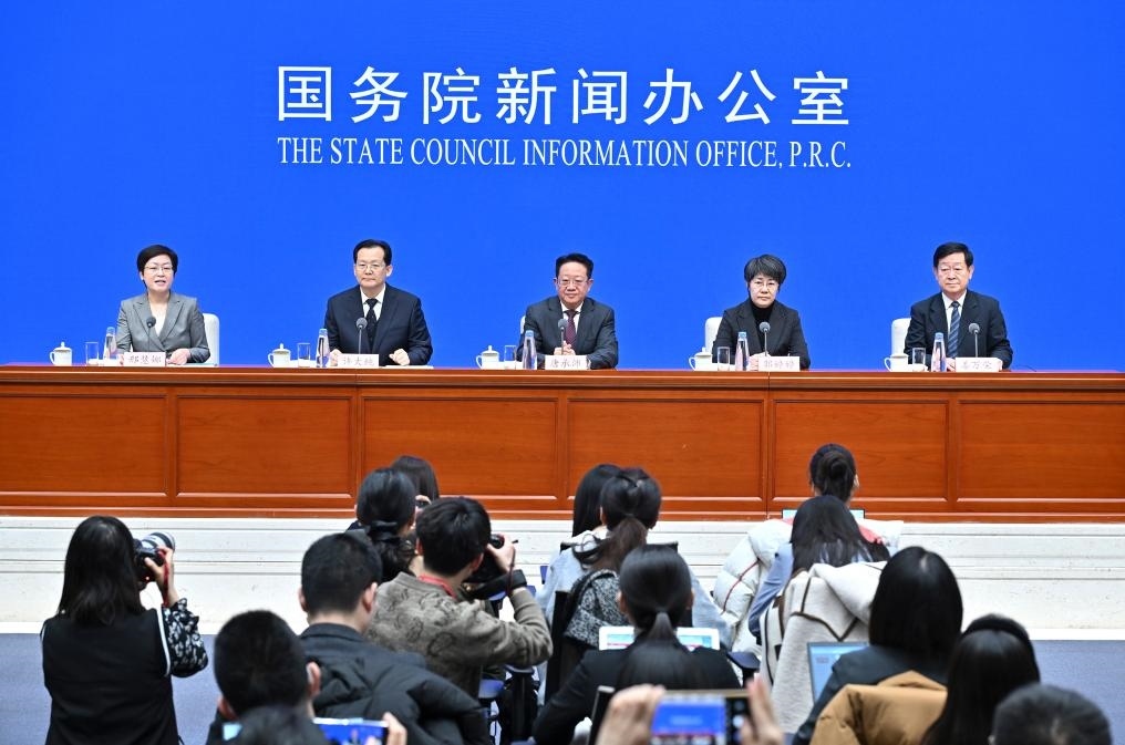 2月28日，國務(wù)院新聞辦公室在北京舉行國務(wù)院政策例行吹風(fēng)會，民政部副部長唐承沛、財(cái)政部副部長郭婷婷、自然資源部副部長許大純、住房城鄉(xiāng)建設(shè)部副部長姜萬榮和國務(wù)院新聞辦公室新聞發(fā)言人介紹2024年國務(wù)院部門辦理全國人大代表建議和全國政協(xié)提案工作有關(guān)情況，并答記者問。新華社記者 李鑫 攝