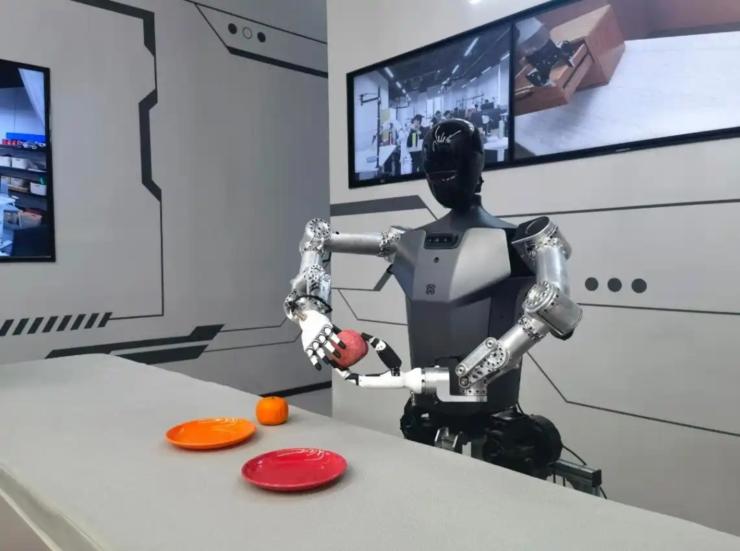 △2025年2月24日，北京“機器人大世界”展出的機器人正在完成日常家務(wù)。