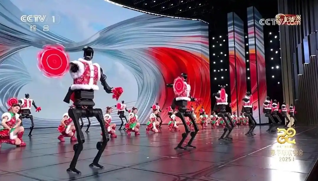 △今年春晚，宇樹科技人形機器人身穿東北特色的花棉襖扭秧歌，呈現(xiàn)出全新視覺效果。