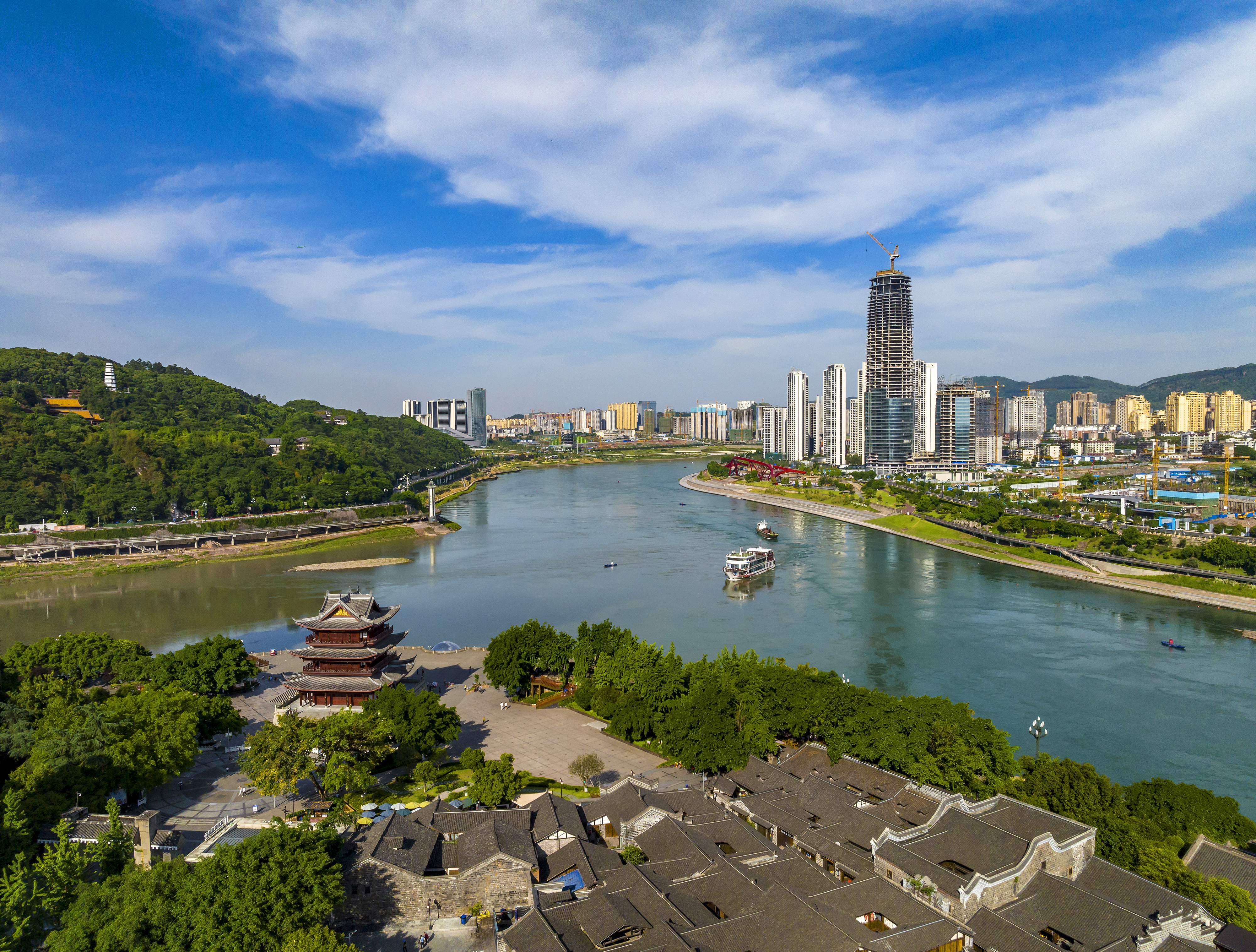 “長江首城”四川宜賓，經(jīng)過長江生態(tài)綜合治理后的三江交匯處風(fēng)光。