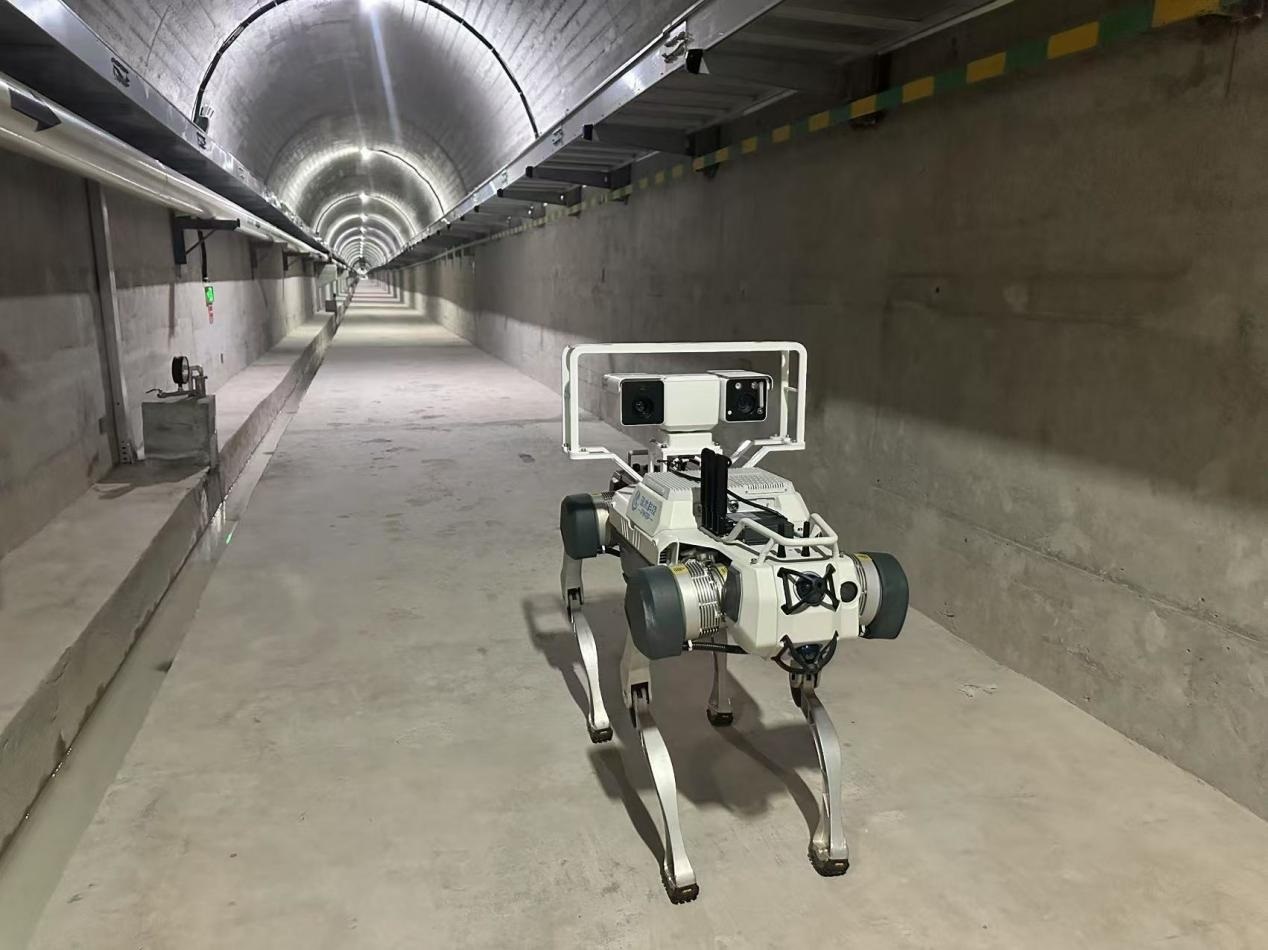 機(jī)器人正在對(duì)大壩廊道進(jìn)行巡檢，重點(diǎn)監(jiān)測(cè)裂縫，滲水點(diǎn)，積水等。水利部供圖