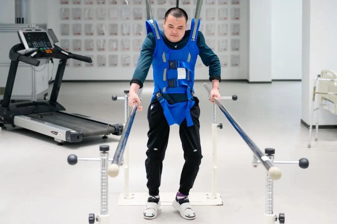 在術(shù)后第14天，患者依靠自身運動意圖行走。復(fù)旦大學(xué)供圖