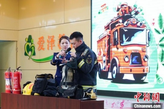 圖為消防員介紹消防裝備。中新社記者 趙宇航 攝