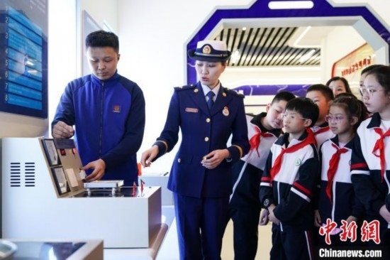 圖為學(xué)生們參觀道里區(qū)消防救援大隊消防科普體驗館內(nèi)電器火災(zāi)演示實驗臺。中新社記者 趙宇航 攝