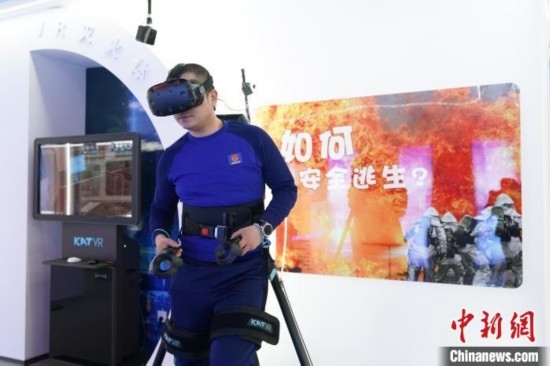圖為消防員利用VR展示火災(zāi)如何逃生。中新社記者 趙宇航 攝