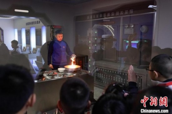 圖為學(xué)生們參觀道里區(qū)消防救援大隊消防科普體驗館內(nèi)火場真實體驗演示區(qū)。中新社記者 趙宇航 攝