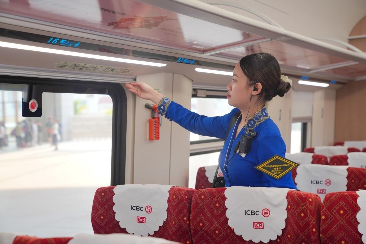 中老鐵路瀾滄號動車組列車長小麗正在進行車廂檢查。老中鐵路有限公司供圖