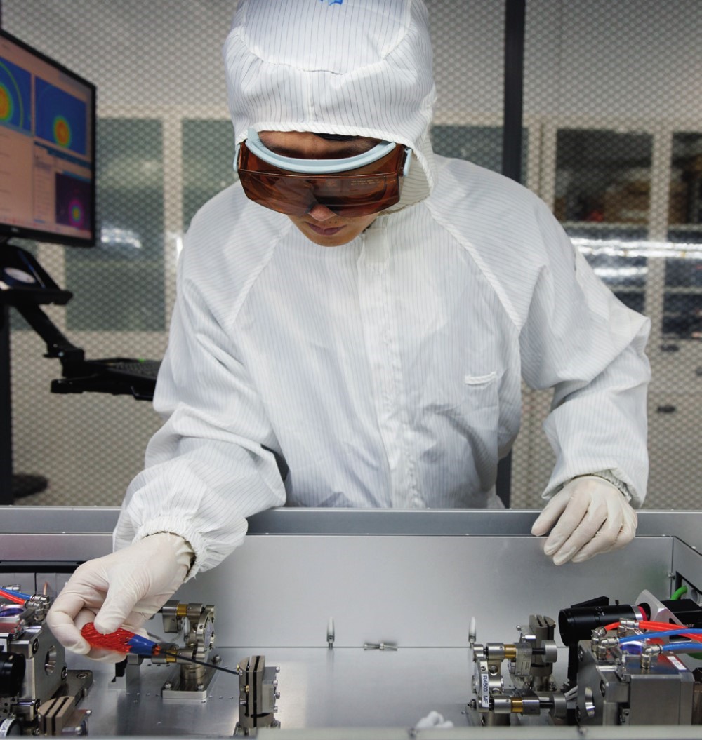 科研人員在廣東東莞阿秒科學(xué)中心實驗室調(diào)試高性能激光器（2025年1月10日攝）。金立旺攝/本刊