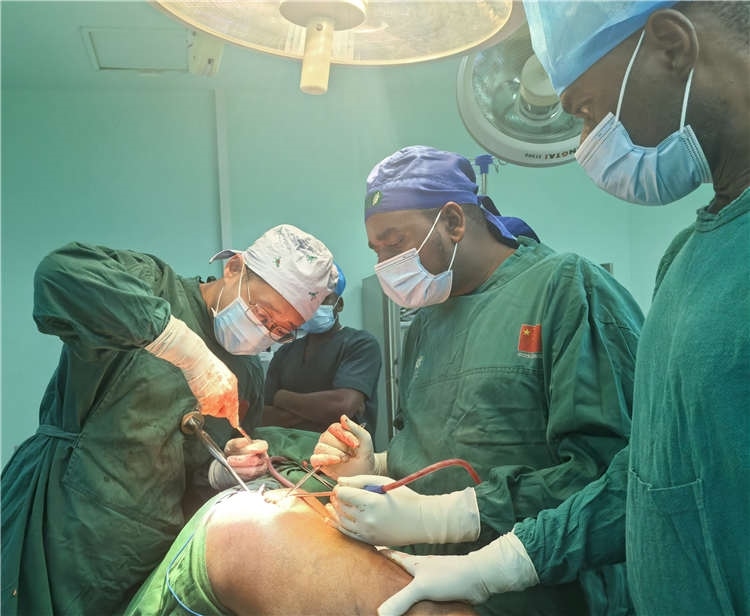 王磊醫(yī)師手術(shù)中。中國援桑醫(yī)療隊供圖