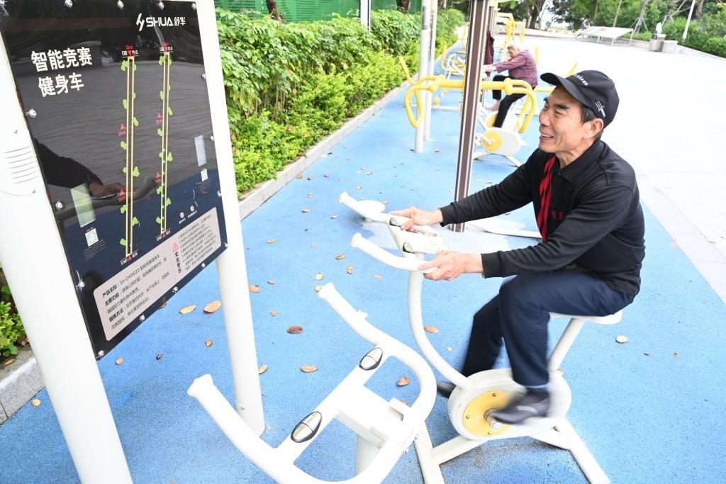 2023年4月24日，市民在福州市鼓樓區(qū)西河智慧體育公園使用智能競賽健身車。新華社記者 林善傳 攝