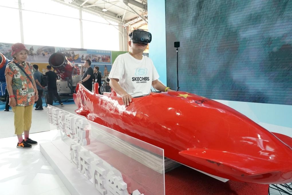 2023年9月15日，觀眾在2023國際冬季運動（北京）博覽會現(xiàn)場通過VR設(shè)備體驗雪車。新華社記者 任超 攝
