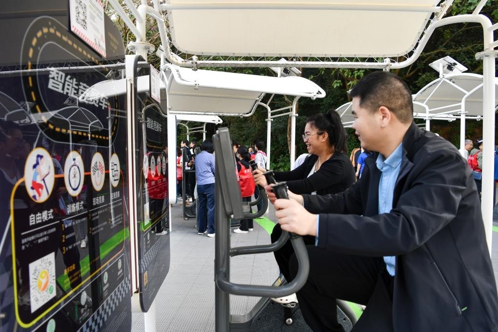 2024年1月20日，市民在蓮花山公園西區(qū)室外智能健身房參加競賽活動。當(dāng)日，深圳市室外智能健身競賽活動舉行。新華社記者 梁旭 攝