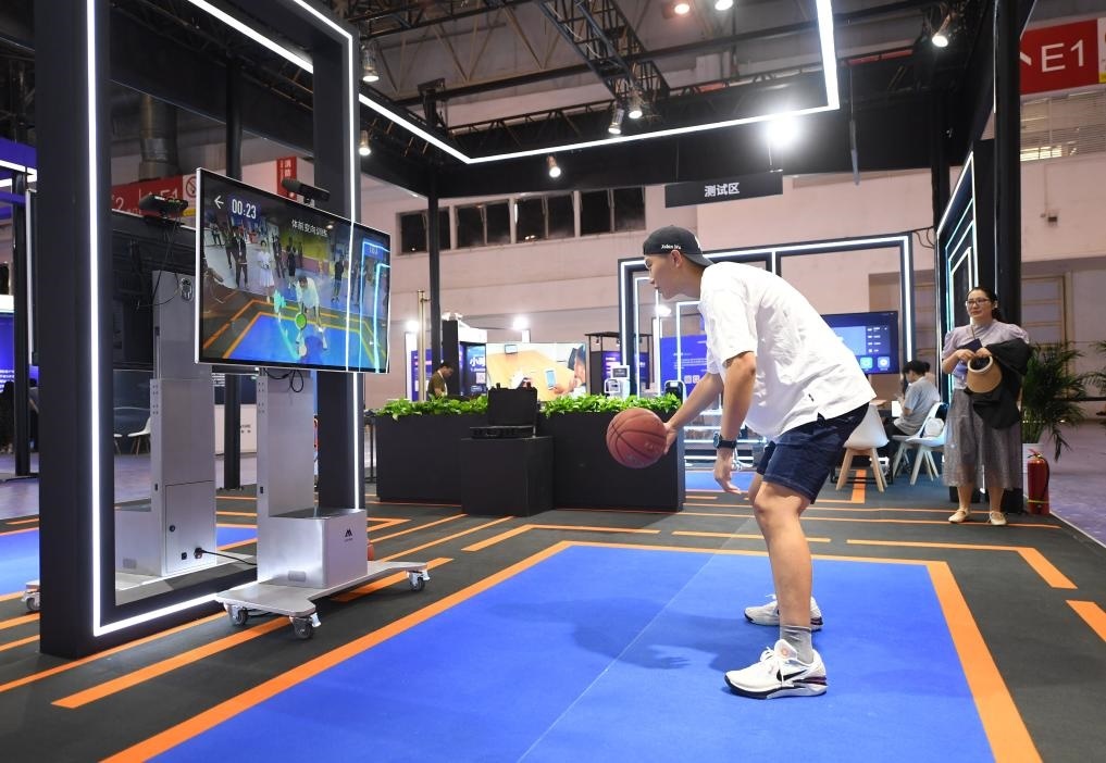 2023年8月25日，在HICOOL2023全球創(chuàng)業(yè)者峰會展覽展示區(qū)，觀眾體驗AI智慧體育運動系統(tǒng)。當(dāng)日，HICOOL2023全球創(chuàng)業(yè)者峰會在位于北京市順義區(qū)的中國國際展覽中心（新館）開幕。新華社記者 任超 攝