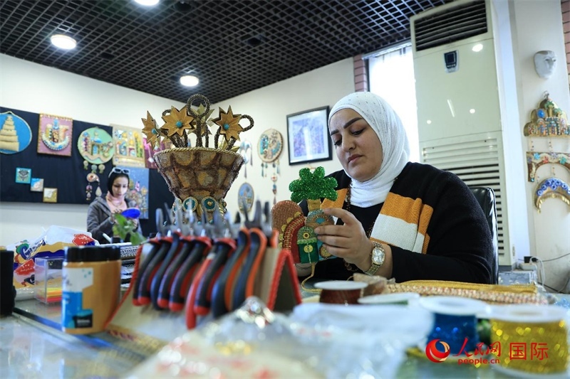 設(shè)計師娜達(dá)在制作巴比倫時期飾品。人民網(wǎng)伊納斯·易卜拉欣攝