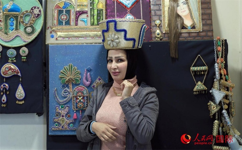 設(shè)計師展示亞述國王同款王冠。人民網(wǎng)伊納斯·易卜拉欣攝