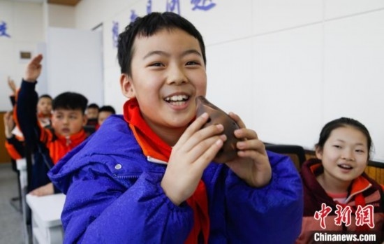 圖為學(xué)生在“國(guó)寶音樂會(huì)”社教課中體驗(yàn)吹陶塤。中新社記者 馬銘言 攝