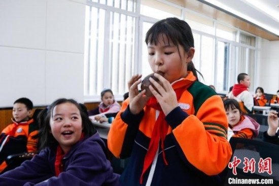 圖為學(xué)生在“國(guó)寶音樂會(huì)”社教課中體驗(yàn)吹陶塤。中新社記者 馬銘言 攝