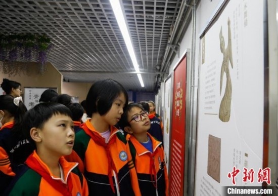 圖為學(xué)生參觀青海省博物館“1+3”主題流動(dòng)展覽，了解木舞俑。中新社記者 馬銘言 攝