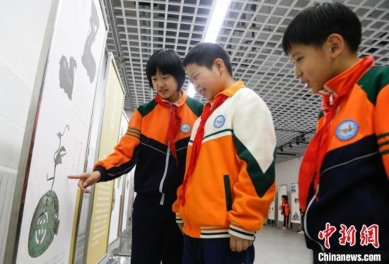 圖為學(xué)生了解出土于青海省西寧市大通回族土族自治縣的漢代鸞鳳銅熏爐蓋。中新社記者 馬銘言 攝