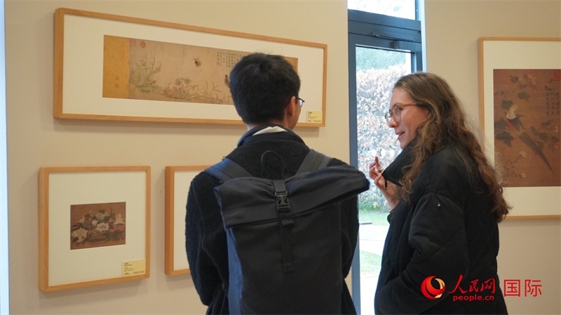 劍橋大學(xué)學(xué)者參觀宋畫特展。人民網(wǎng) 徐量攝