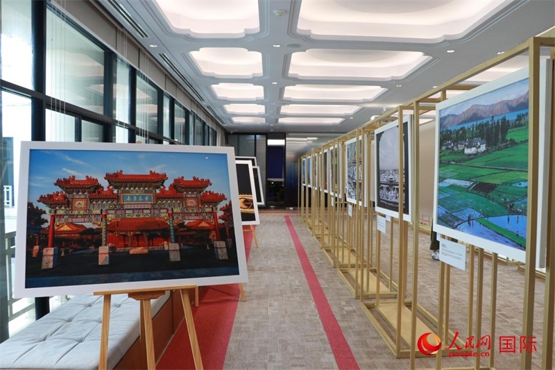 “遇見”攝影展現(xiàn)場(chǎng)。朱瀟逸攝