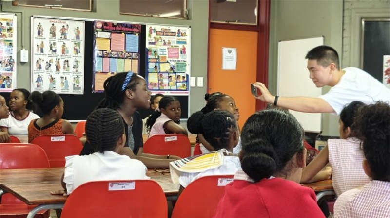 南非學(xué)生現(xiàn)場提問。