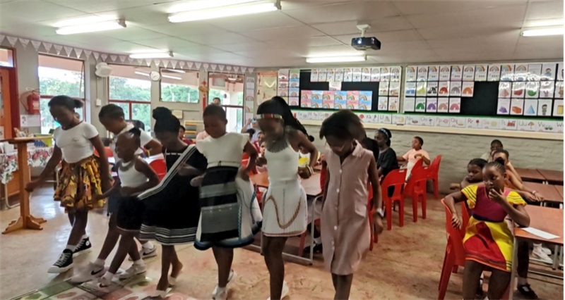 南非學(xué)生表演非洲歌舞，