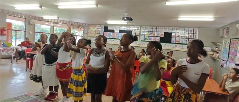 南非學(xué)生展示民族服飾，合唱《聽我說謝謝你》。