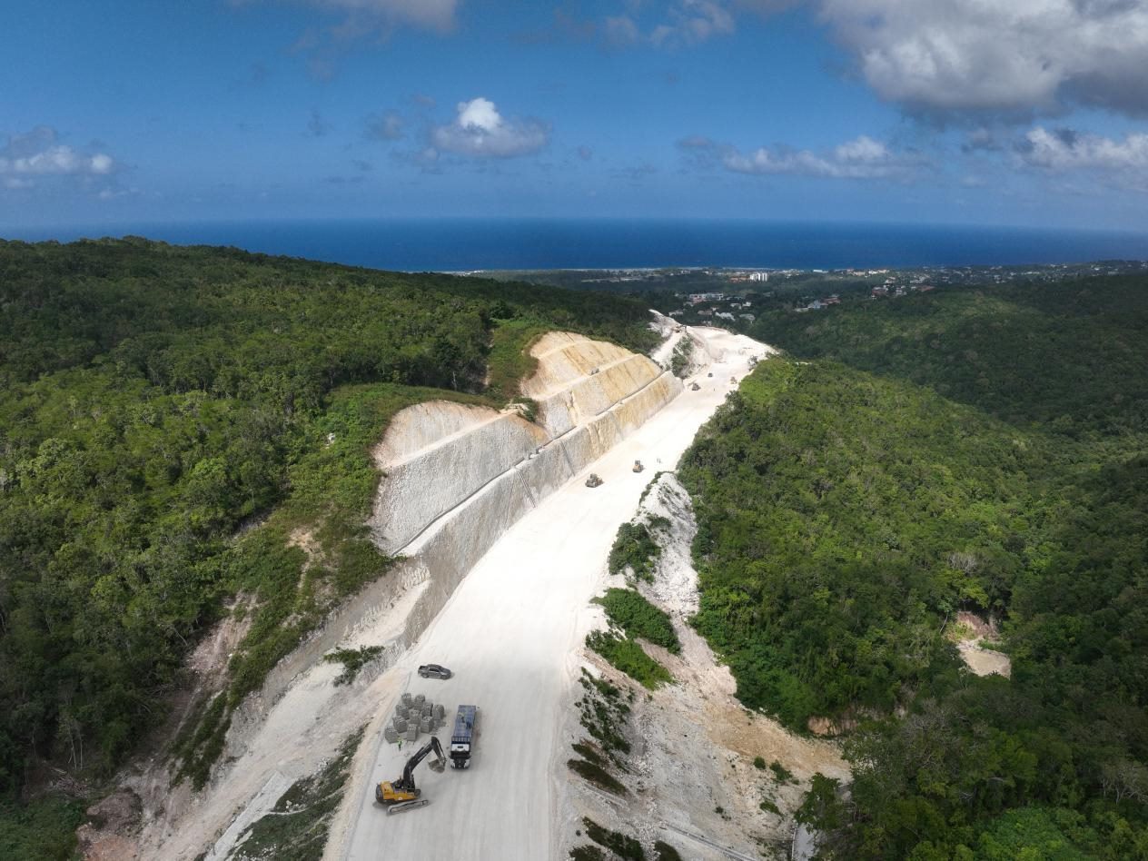 圖為中企承建的牙買加蒙特哥貝繞城路項目基層試驗段正在進行攤鋪和碾壓施工，相關施工工作已于近日順利完成。中國港灣美洲區(qū)域公司供圖