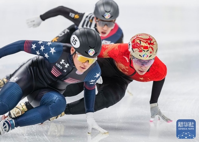 中國隊選手劉少昂（右）在比賽中。新華社記者 孫非 攝