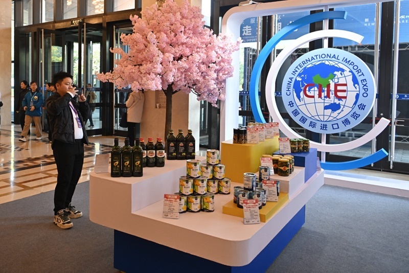 參會(huì)嘉賓在“進(jìn)博會(huì)走進(jìn)湖北”活動(dòng)主題推介會(huì)展區(qū)拍攝。人民網(wǎng)記者 翁奇羽攝