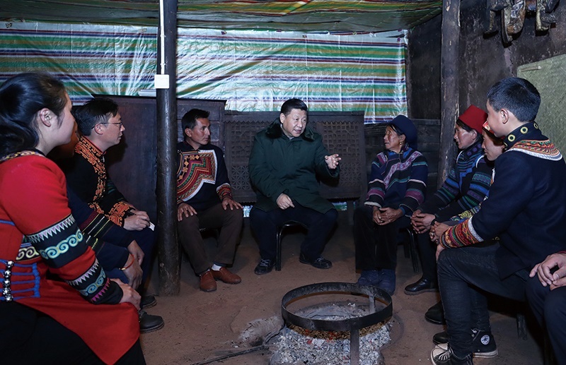 △2018年2月11日，四川涼山彝族自治州昭覺縣三岔河鄉(xiāng)三河村，習近平總書記來到村民節(jié)列俄阿木家中看望。