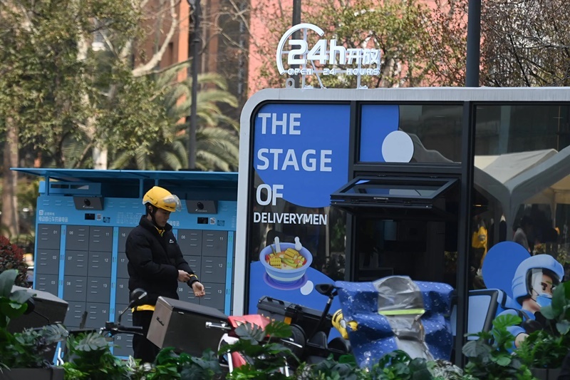 2024年3月15日，位于浙江杭州城西銀泰城廣場的“小哥驛站”正式啟用，網(wǎng)約車司機等新就業(yè)形態(tài)勞動者可在此短暫休憩、補給。