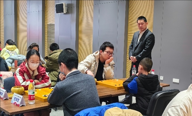 常昊觀戰(zhàn)年輕棋手們比賽。人民網(wǎng)記者 李乃妍攝