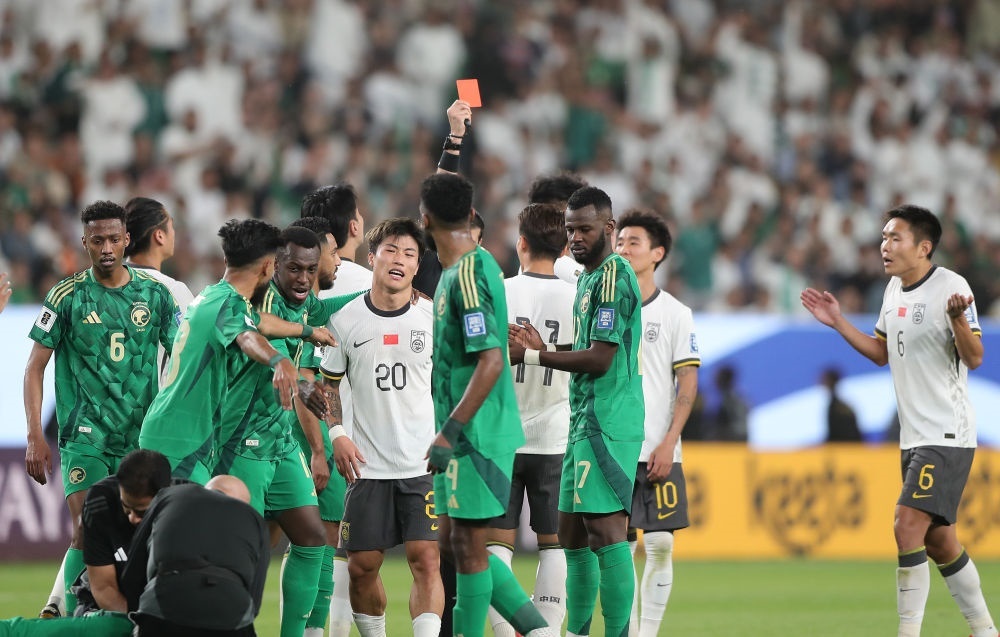 3月20日，主裁判向中國隊(duì)球員林良銘出示紅牌。新華社記者 王東震 攝