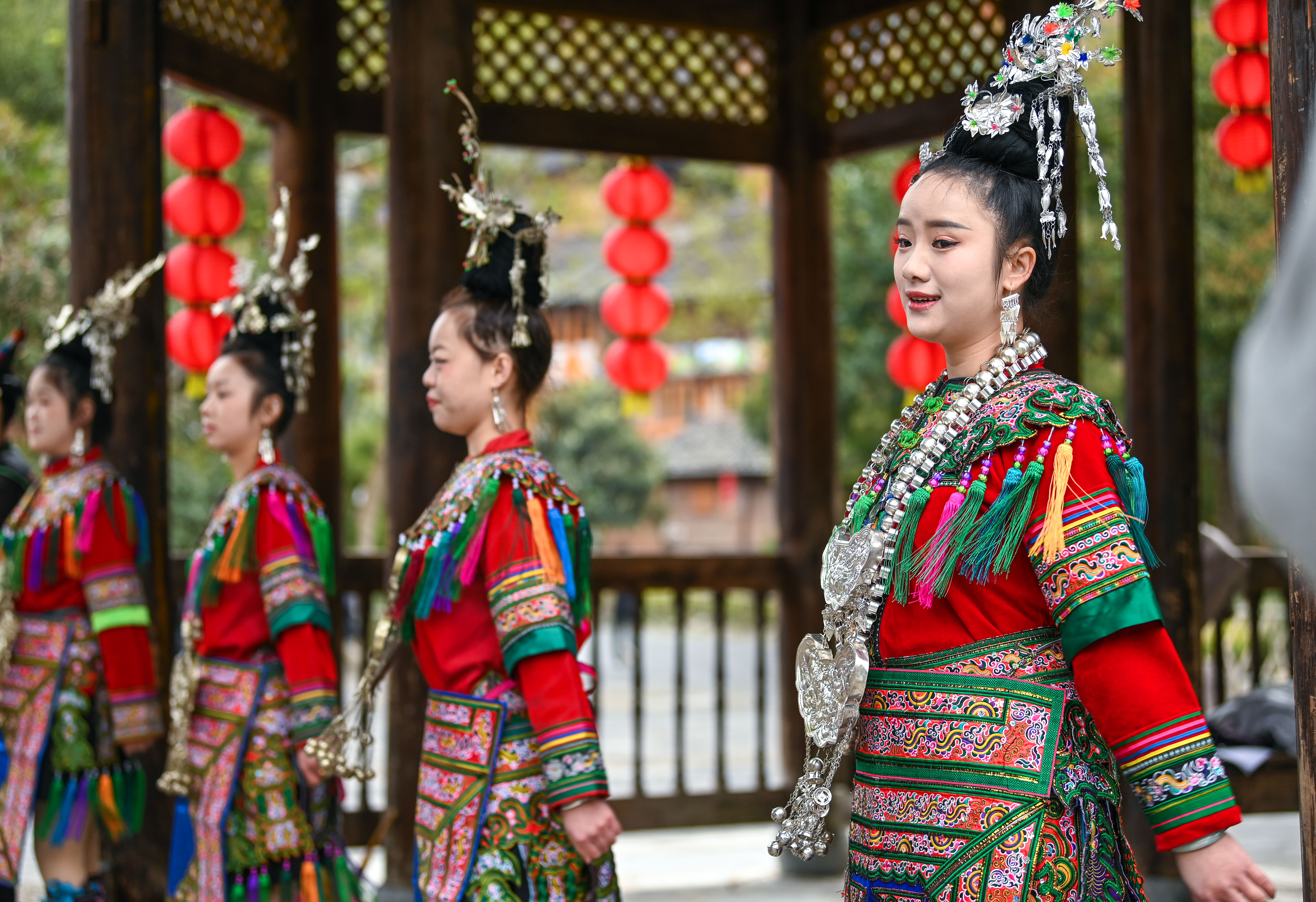  2025年3月18日，侗族群眾在貴州省黎平縣肇興侗寨給游客演唱侗族大歌。