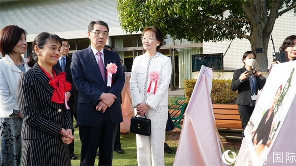 共同觀看女性成就圖片展。人民網(wǎng) 蔣曉辰攝