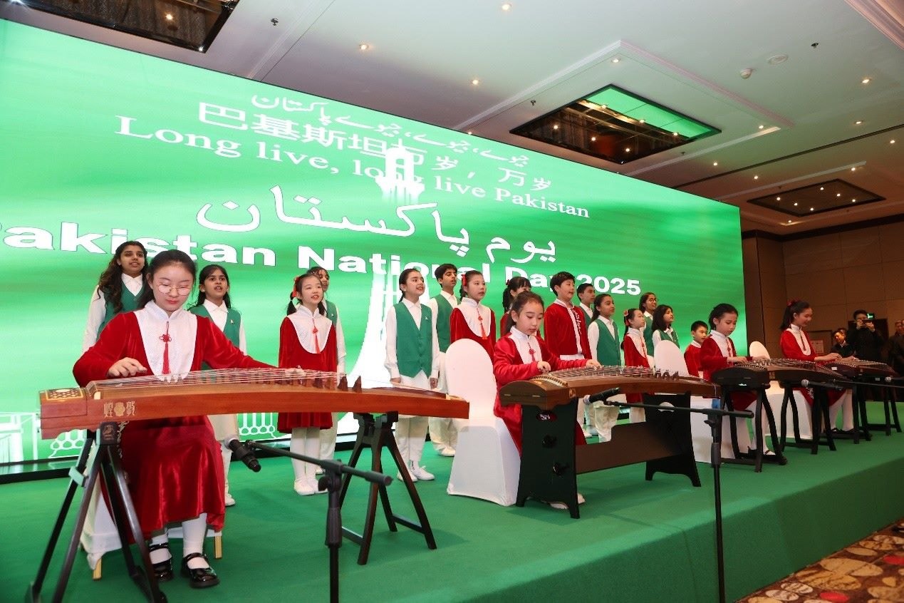 中巴兩國學生演出。巴基斯坦駐華大使館供圖
