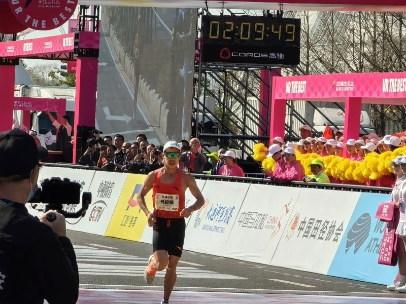 楊紹輝通過(guò)比賽終點(diǎn)。 人民網(wǎng)記者 楊磊攝