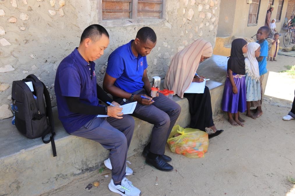 專家組指導非方疾控人員開展疾病篩查工作。專家組供圖