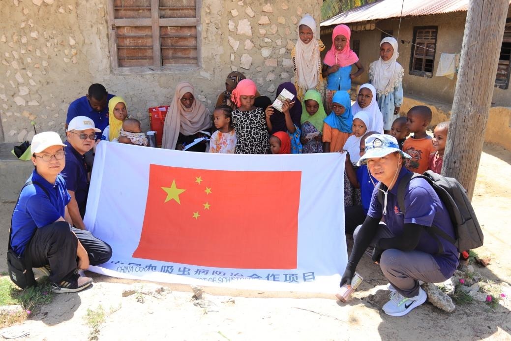 專家組與當?shù)卮迕窈嫌?。專家組供圖